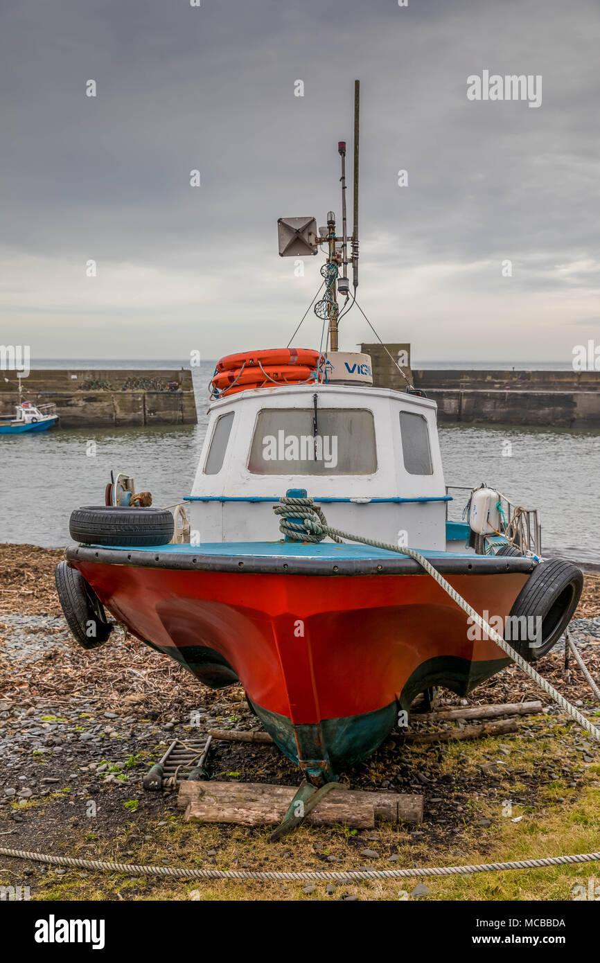 Red Boat im Craster Hafen, Northumberland, Großbritannien Stockfoto