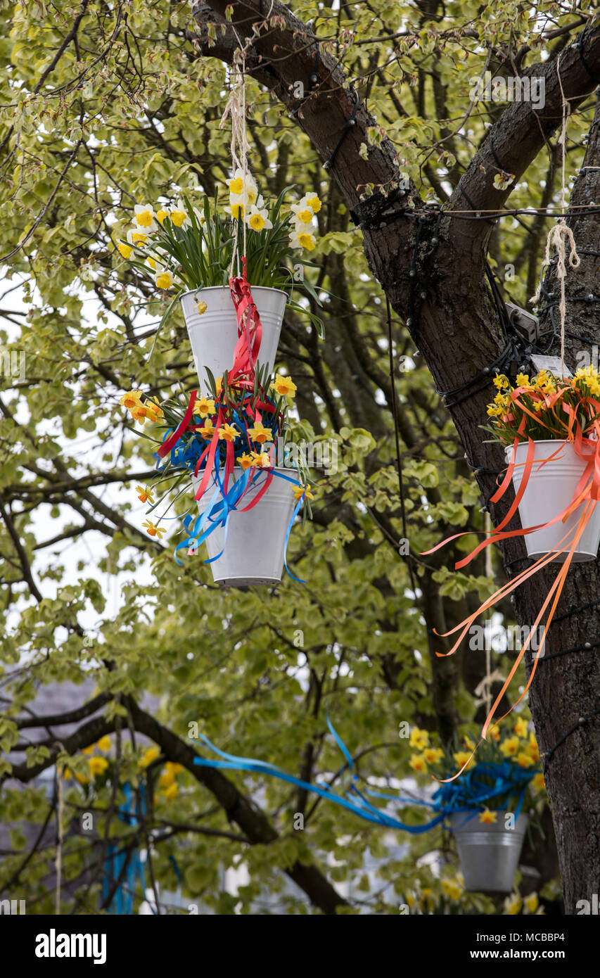 Noordwijkerhout, Niederlande - 23 April, 2017: Dekorationen mit hängenden Eimer mit gelben Narzissen in der traditionellen Blumen parade Bloemencorso fr Stockfoto