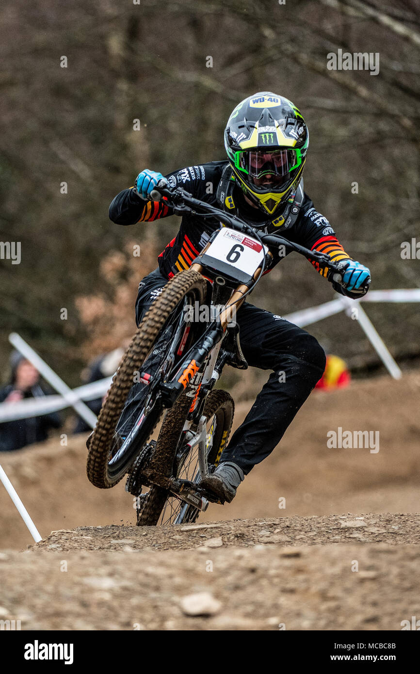 Britische Downhill Mountain Biker Danny Hart, der aktuell Fahrten für Madison Sarazenen. Hart-gewann die 2011 und 2016 UCI Mountainbike Weltmeisterschaft. Stockfoto