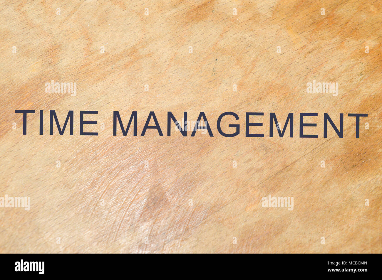 Zeit-management Wort auf Holz- Hintergrund Stockfoto