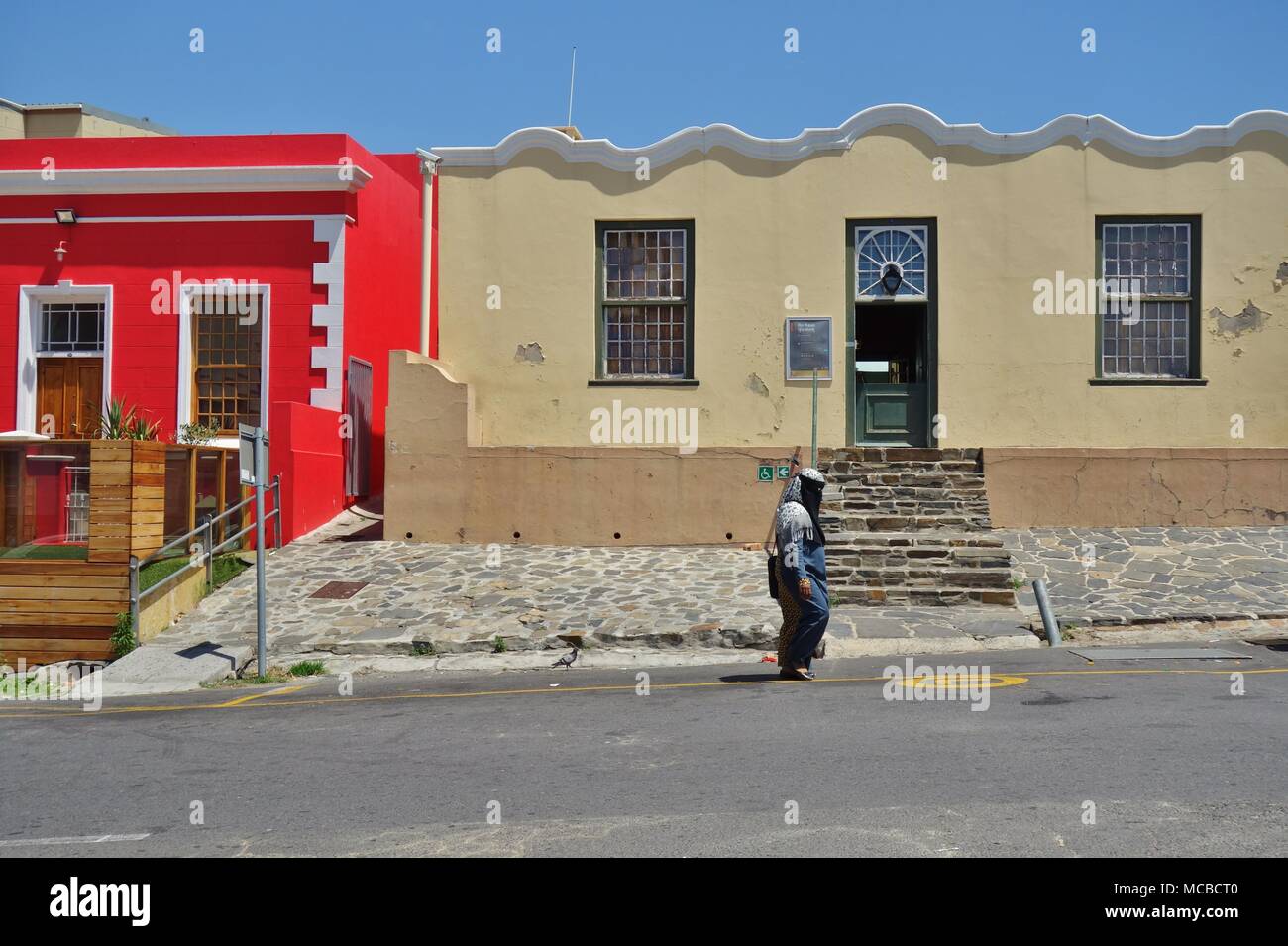 Blick auf die farbenfrohe Gebäude im Bo-Kaap in der Malaiischen Viertel von Kapstadt, Südafrika. Stockfoto
