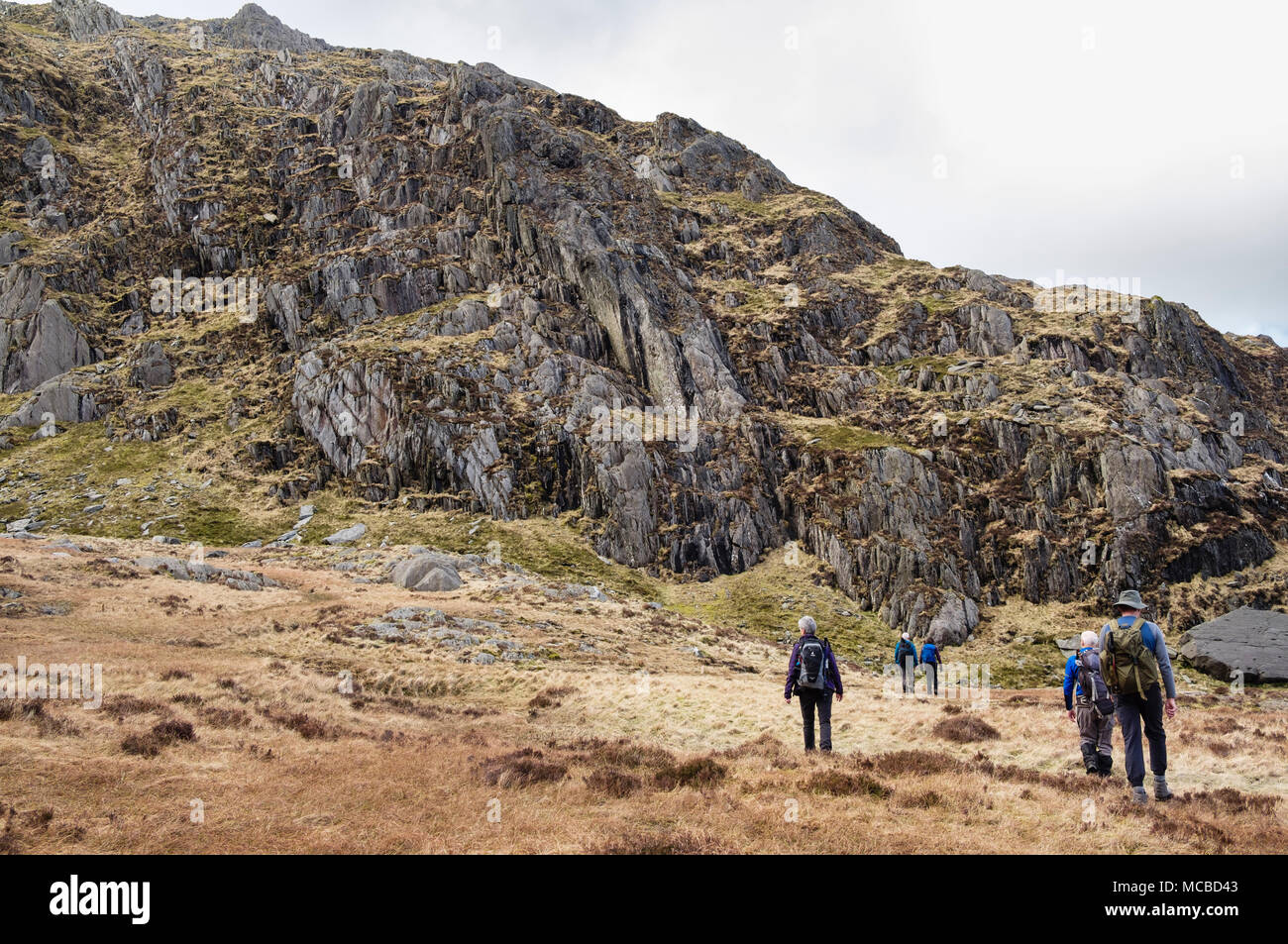 Wanderer in Nameles Cwm/Cneifion wandern von Senioren Ridge Route zu Glyder Fawr in Berge von Snowdonia National Park zu starten. Ogwen Wales UK Großbritannien Stockfoto