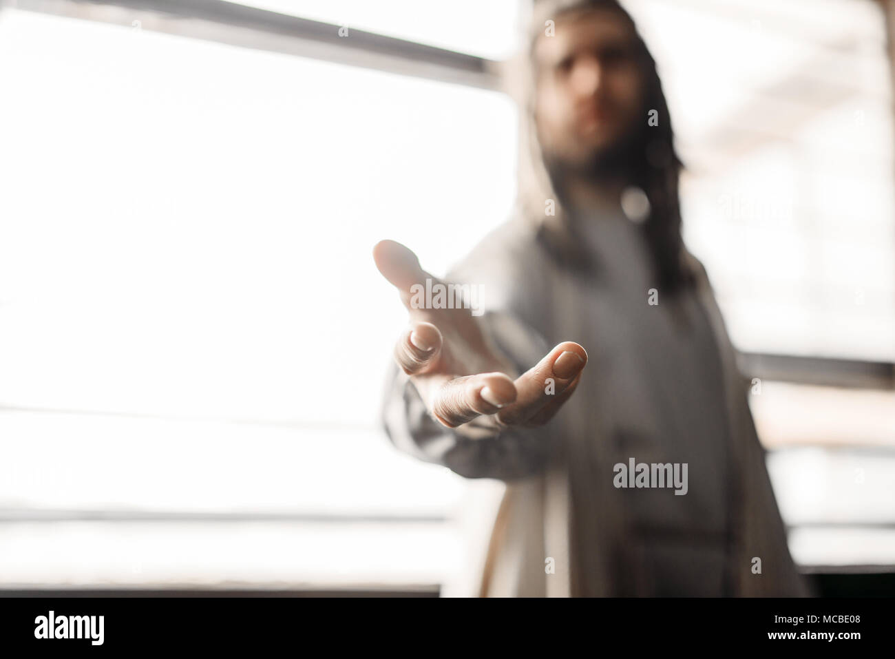 Jesus Christus in ein weißes Gewand erreichen seine Hand Stockfoto