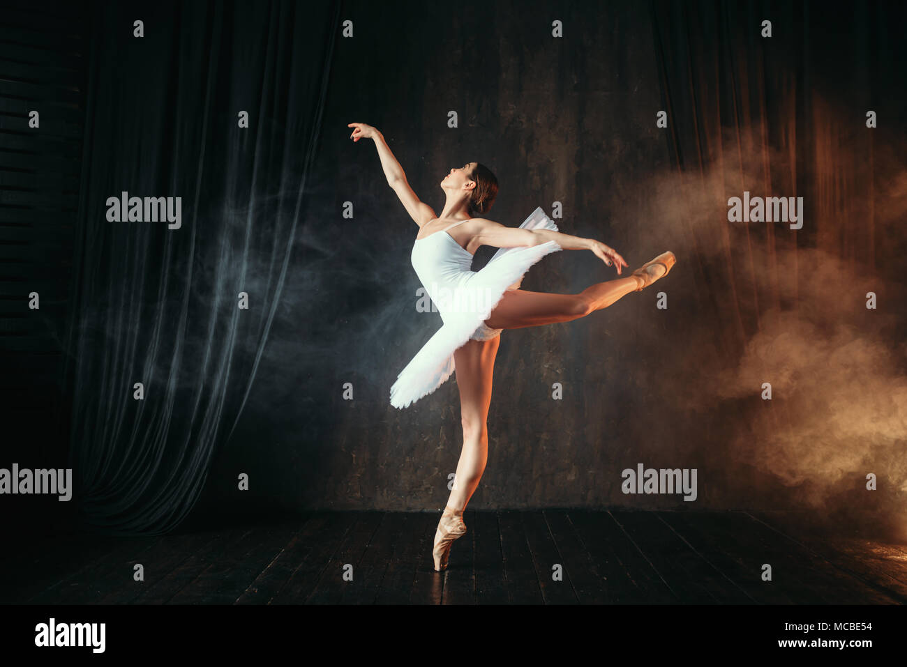 Ballerina in weißem Kleid tanzen im Ballett Klasse Stockfoto
