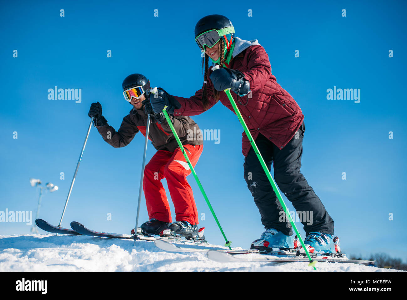 Männliche und weibliche Skifahrer racing vom Berg Stockfoto