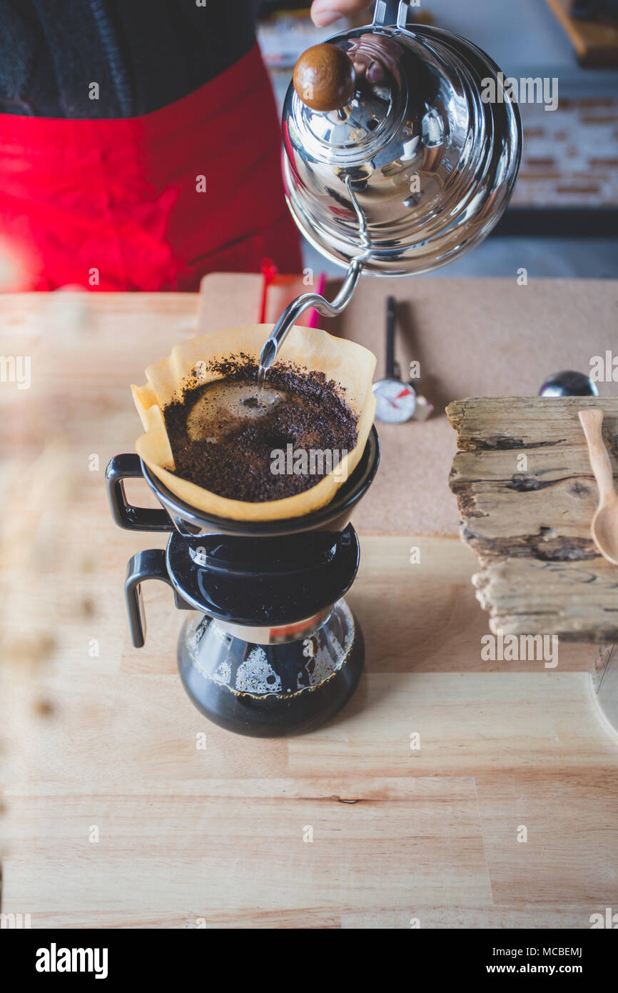 Herstellung gebraut Kaffee aus dampfenden Filter Tropf Stil. Stockfoto