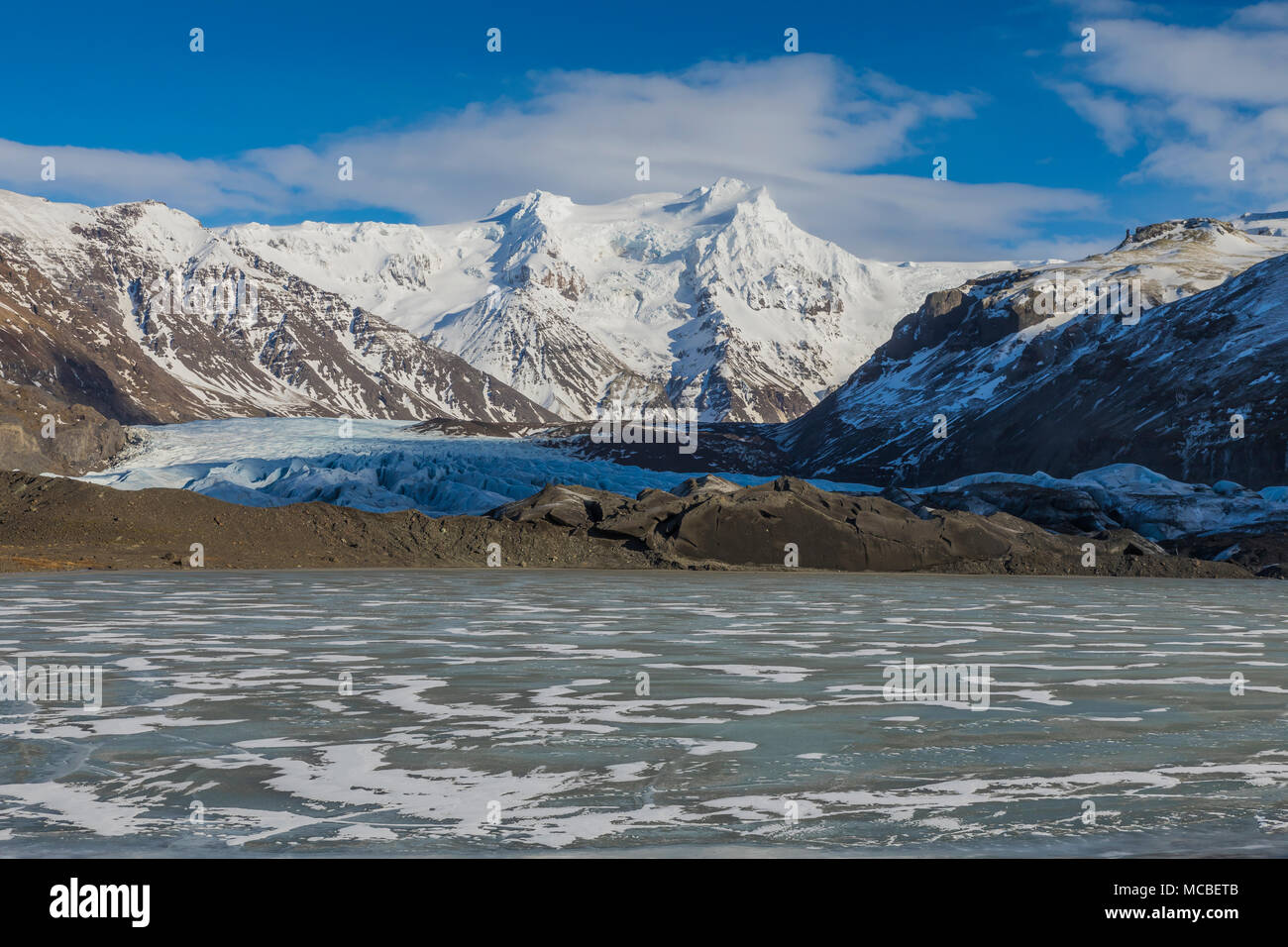 Gletschersee während Ice Cave Tour von Höhlen und Spalten in den Svinafellsjökull, einem Tal Gletscher aus fließenden Öraefajökull Vulkan, ein Eis bedeckte v übergeben Stockfoto