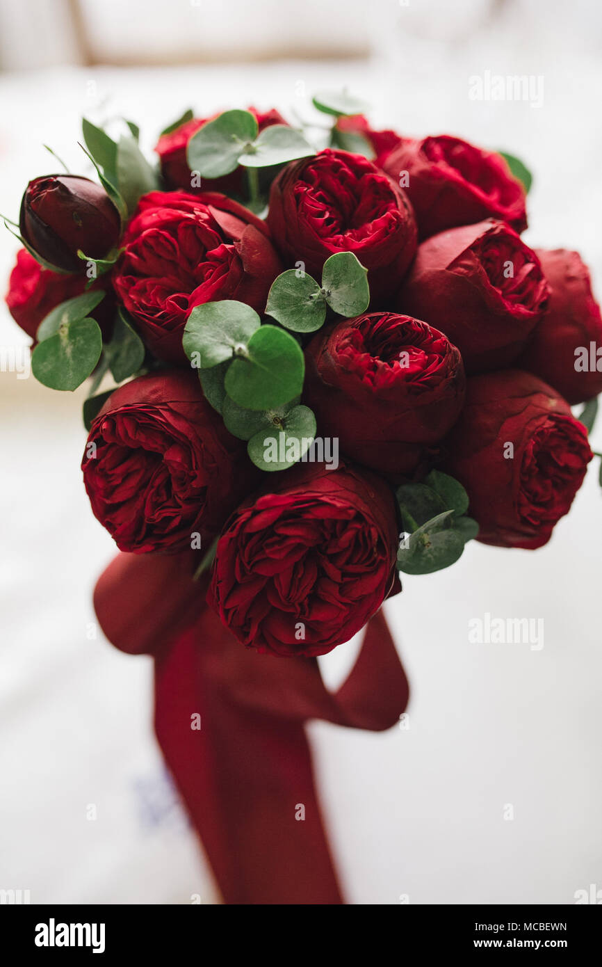 Wedding Bouquet von Burgund Rosen mit Bändern Stockfoto
