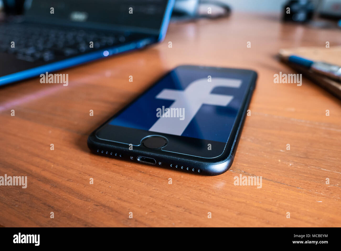 Bangkok, Thailand - 11 April, 2018: Apple iPhone 7 auf einem Schreibtisch zeigt den Bildschirm mit Facebook Logo. Stockfoto