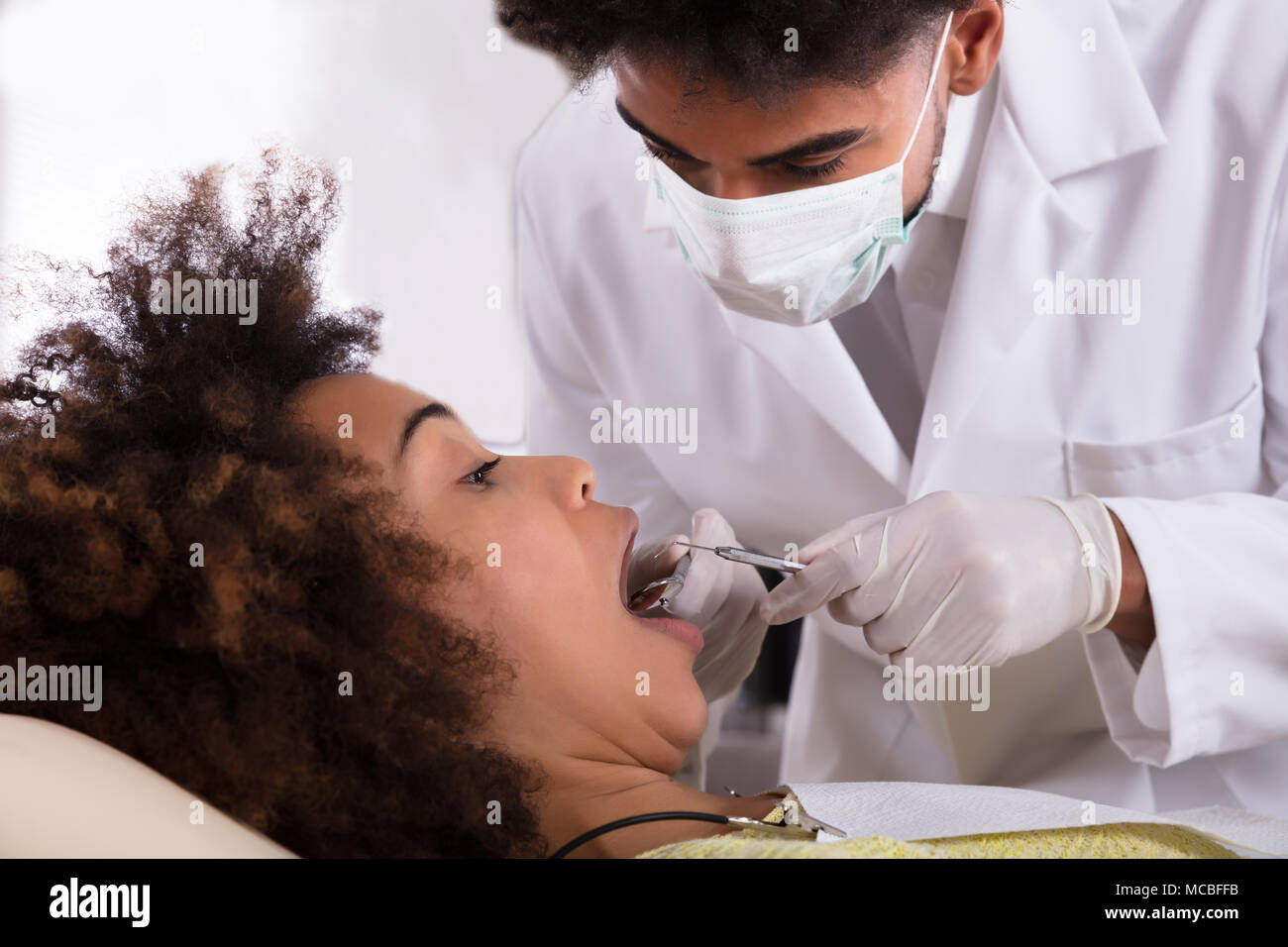 Nahaufnahme einer jungen Frau, die sich einer zahnärztlichen Behandlung in der Klinik Stockfoto