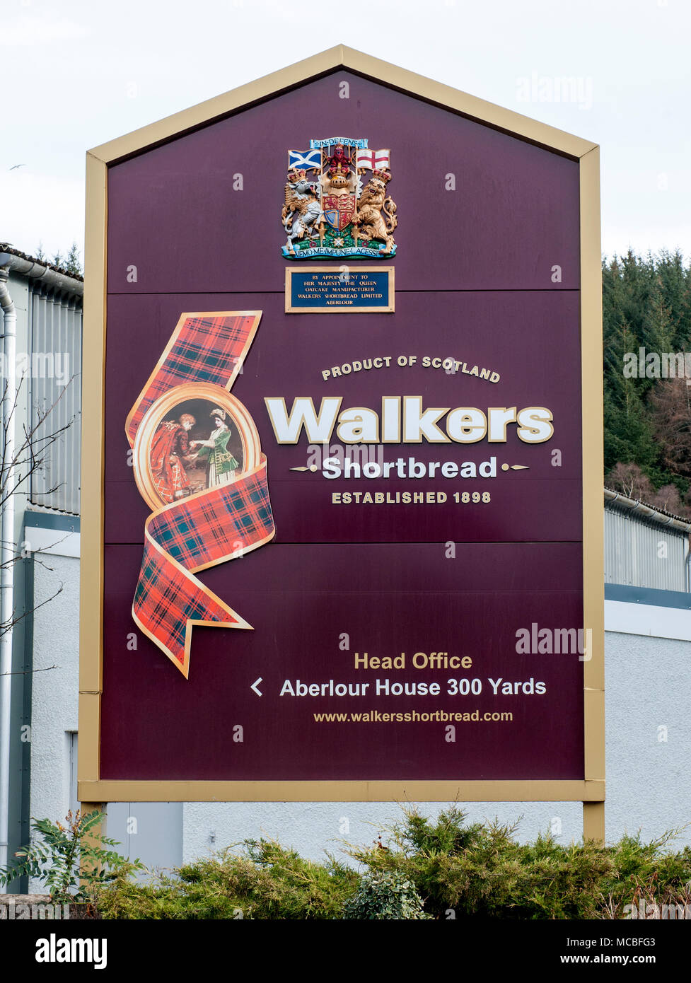 Schild am Eingang der Walkers Shortbread Ltd, Aberlour, Schottland, UK Willkommen Stockfoto