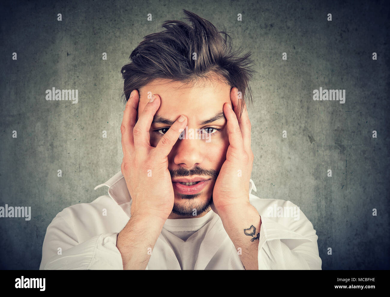 Miserablen Kerl in ein grosses Problem und für Gesicht dramatisch an Kamera schaut. Stockfoto