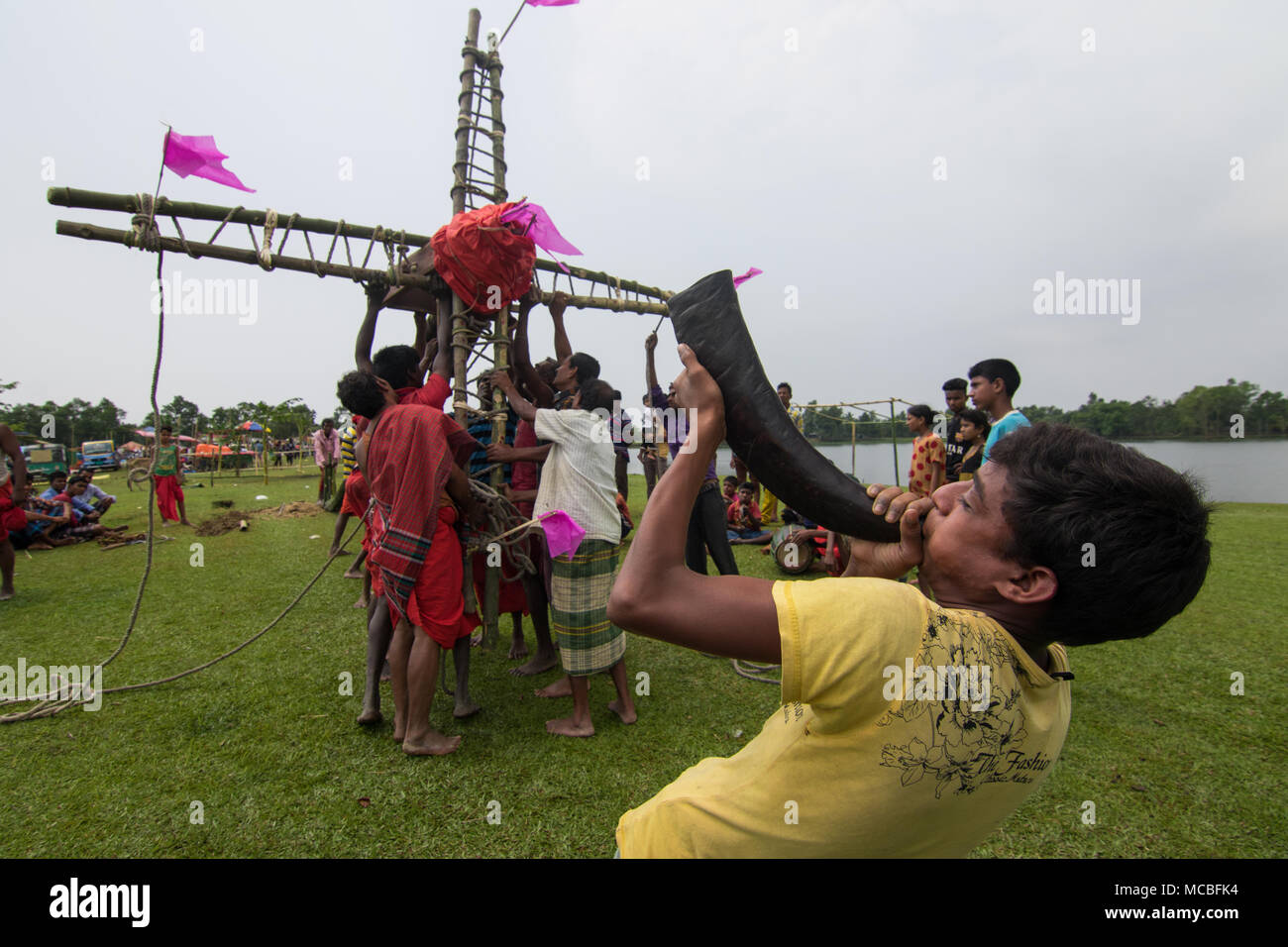 Eine Gruppe von hinduistischen Gläubigen führen Sie die Rituale der Charak Puja Festival am 14. April in Maulvibazar, Bangladesch 2018. Stockfoto