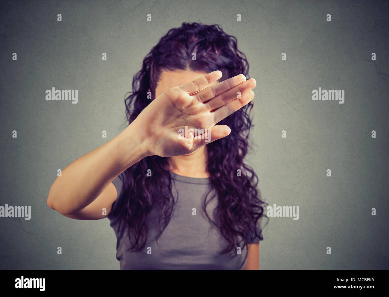 Verärgert, junge Frau, die ihr Gesicht mit der Hand Stockfoto