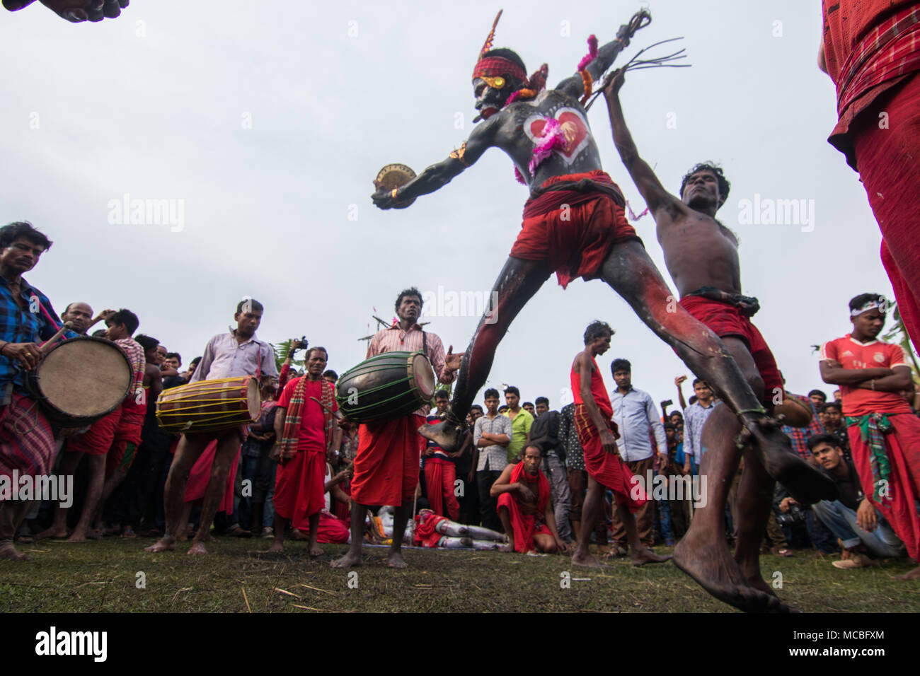 Eine Gruppe von hinduistischen Gläubigen führen Sie die Rituale der Charak Puja Festival am 14. April in Maulvibazar, Bangladesch 2018. Stockfoto