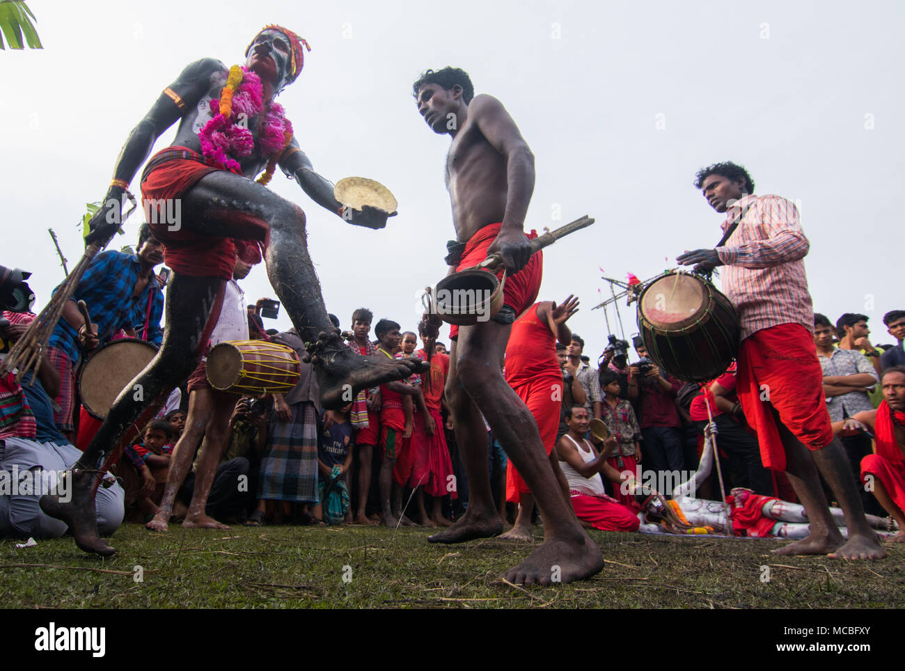 Eine Gruppe von hinduistischen Gläubigen führen Sie die Rituale der Charak Puja Festival am 14. April in Maulvibazar, Bangladesch 2018. Stockfoto
