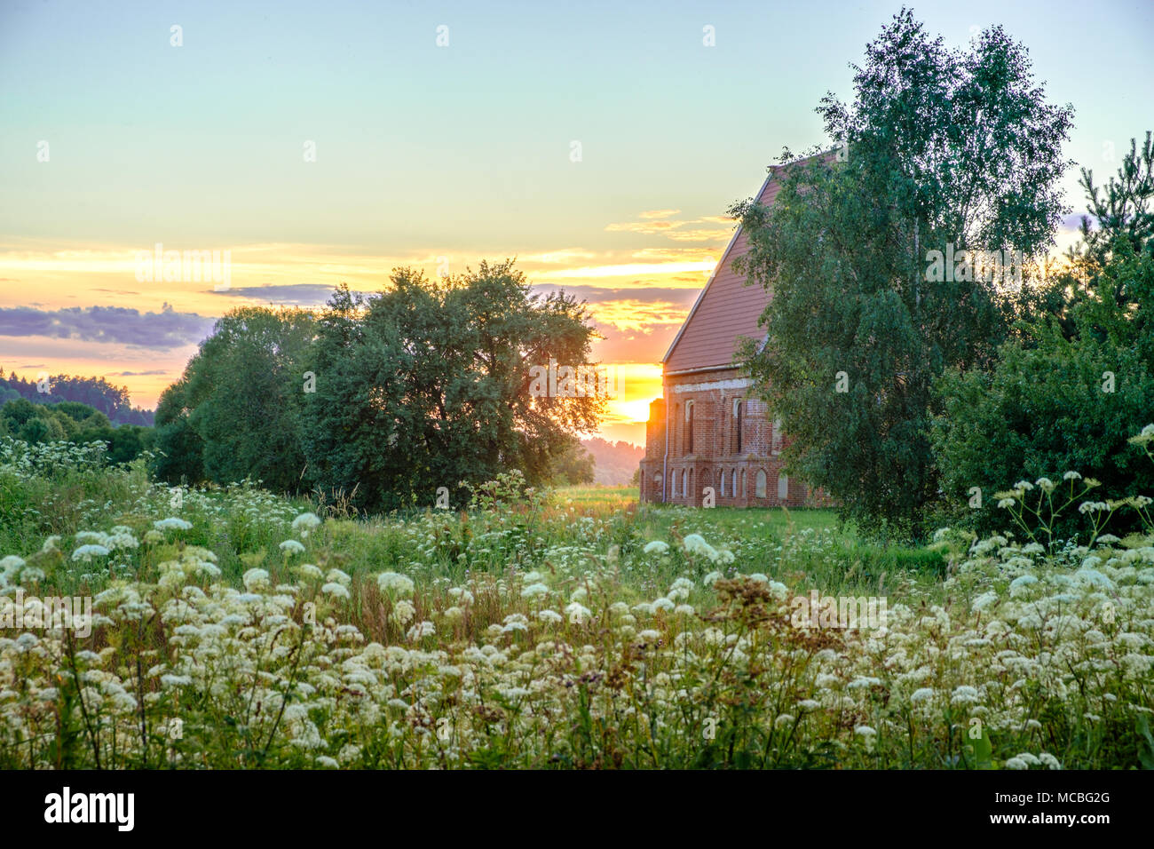 Sommer. Sonnenuntergang von einem alten, verlassenen katholische Kirche Stockfoto