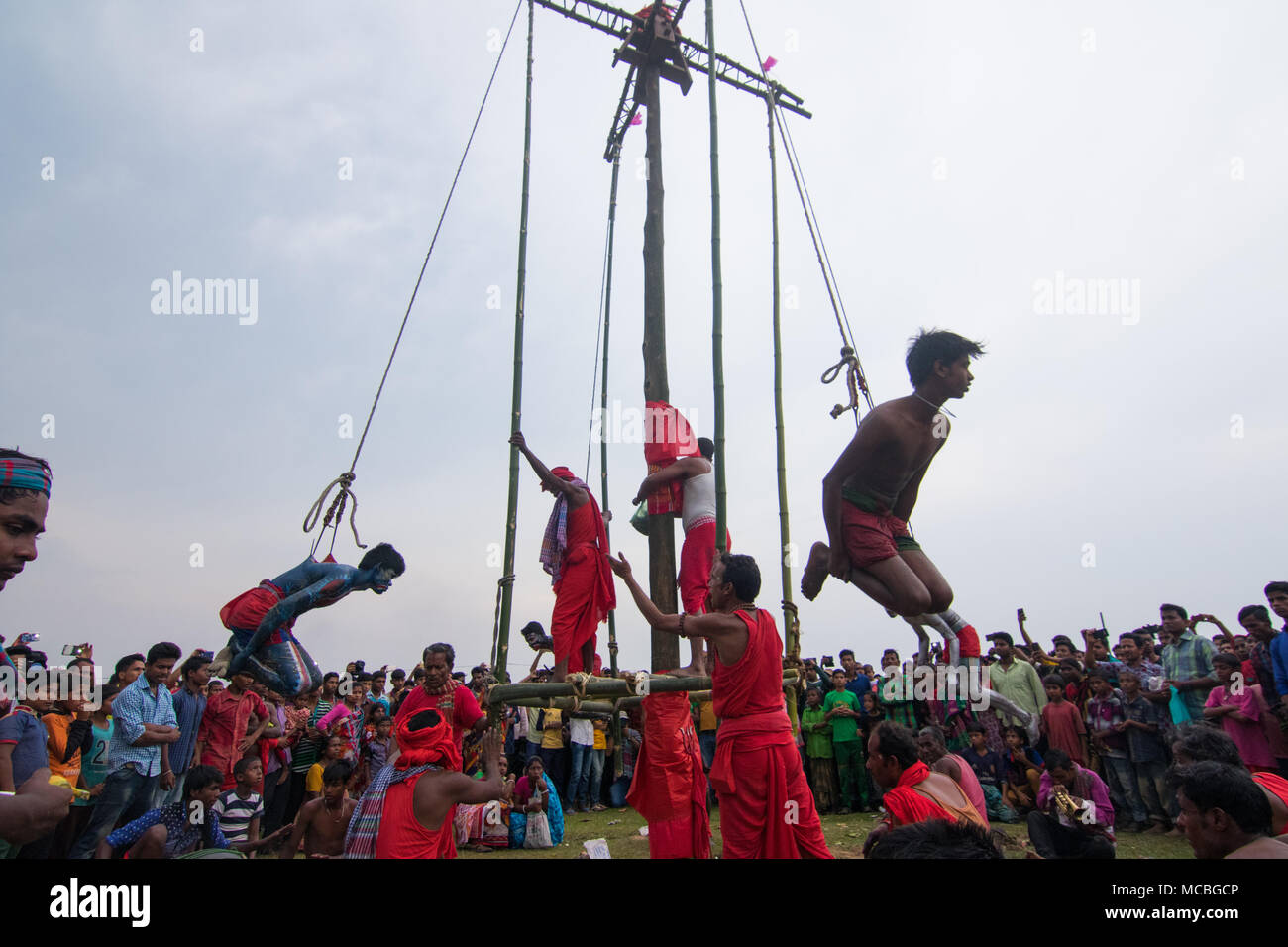 Eine Gruppe von hinduistischen Gläubigen führen Sie die Rituale der Charak Puja Festival am 14. April in Maulvibazar, Bangladesch 2018. Stockfoto