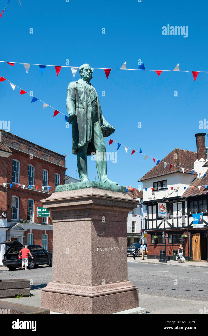 Statue von Lord Palmerston, Marktplatz, Romsey, Hampshire, England, Vereinigtes Königreich Stockfoto