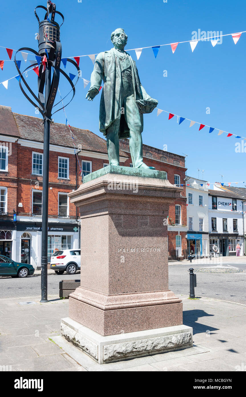Statue von Lord Palmerston, Marktplatz, Romsey, Hampshire, England, Vereinigtes Königreich Stockfoto