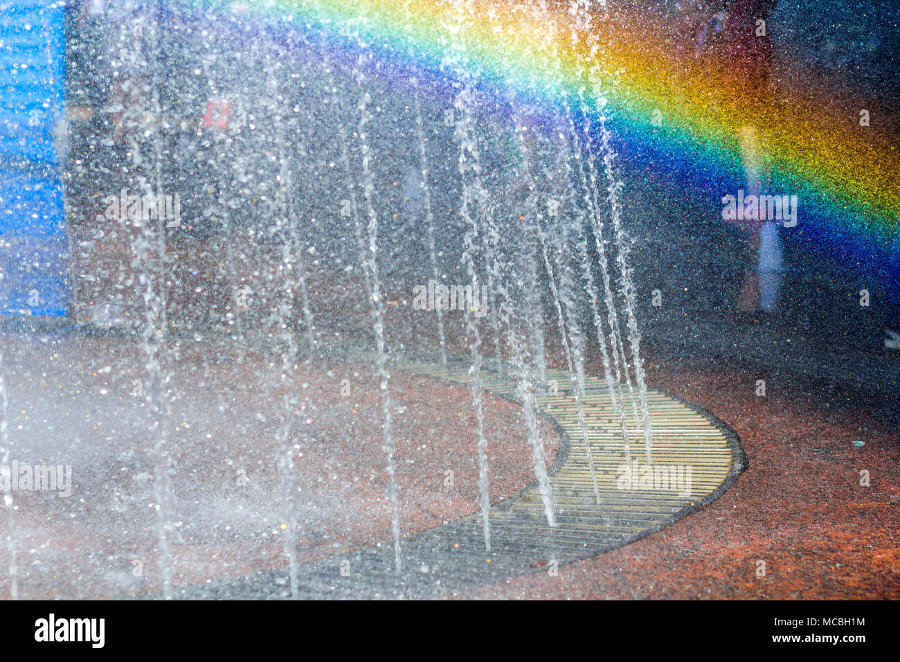 In der Nähe der schönen Stadt Brunnen. Spritzer nach oben Crystal thin Ströme von klaren kühlen Wasser, glänzenden Tröpfchen. Mehrfarbige verschwommen rainb Stockfoto