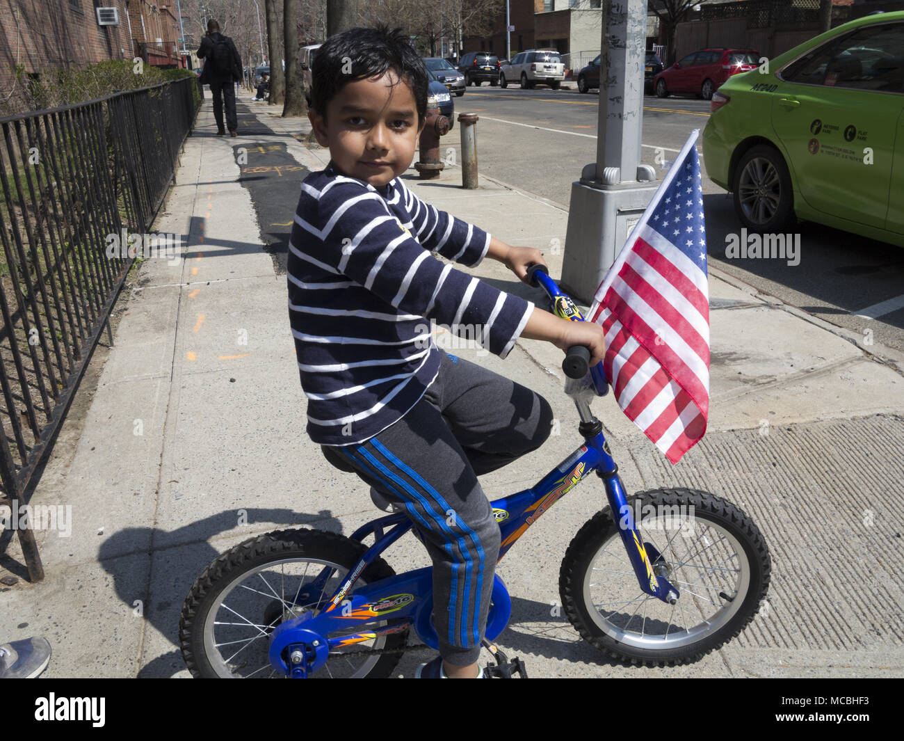 Bangladeshi Junge in der 'Kleine Bangladesch" Abschnitt von Kensington in Brooklyn, NY, 2018. Stockfoto