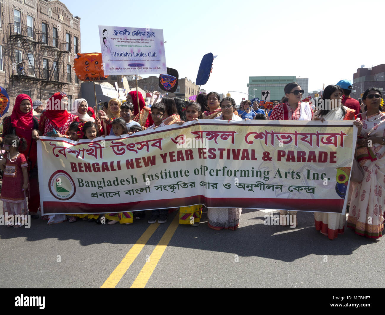 Bengali New Year Festival und Parade in der 'Kleine Bangladesch" Abschnitt von Kensington in Brooklyn, NY, 2018. Stockfoto