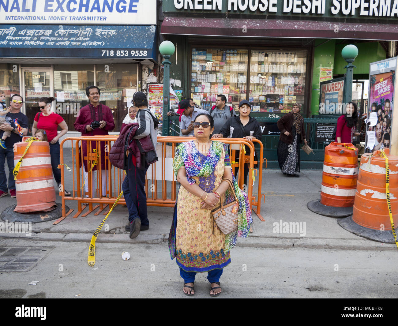 Zuschauern am Bengalischen Neujahrsfest und Parade in der 'Kleine Bangladesch" Abschnitt von Kensington in Brooklyn, NY, 2018. Stockfoto