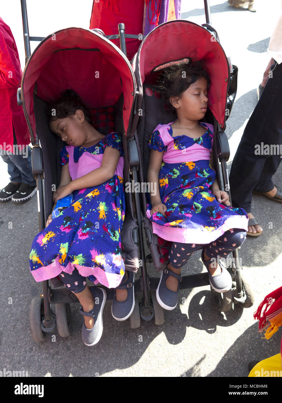 4 Jahre Bangladeshi Zwillinge Mädchen schlafend bei Bengalischen Neujahrsfest und Parade in der 'Kleine Bangladesch" Abschnitt von Kensington in Brooklyn, N Stockfoto