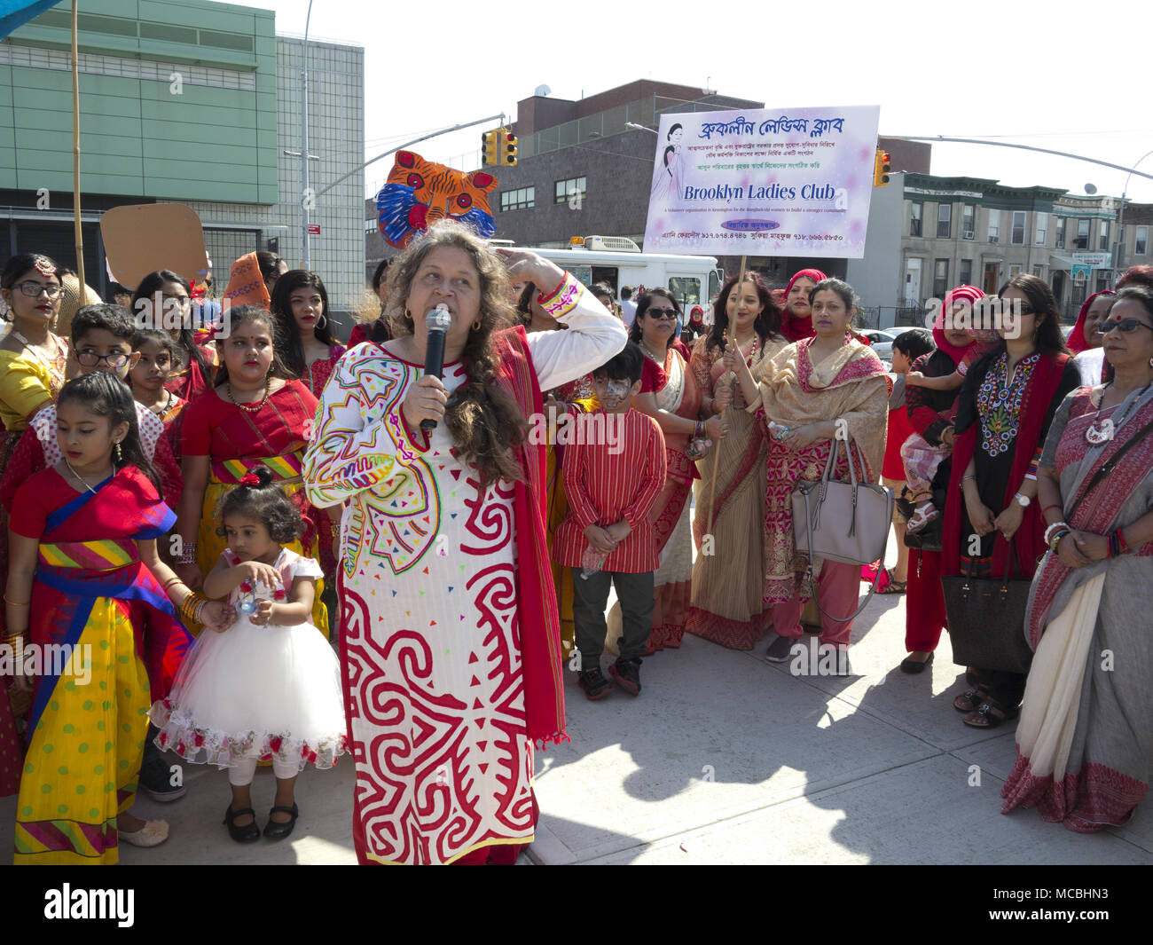 Bengali New Year Festival und Parade in der 'Kleine Bangladesch" Abschnitt von Kensington in Brooklyn, NY, 2018. Parade Veranstalter Adressen der Gemeinschaft. Stockfoto