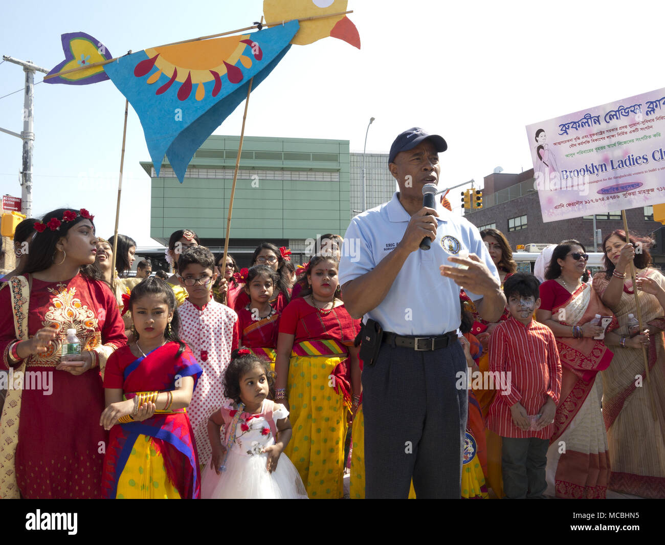 Brooklyn Borough Präsident Eric Adams Adressen Gemeinschaft auf Bengali New Year Festival und Parade in der 'Kleine Bangladesch" Abschnitt von Kensington in Stockfoto