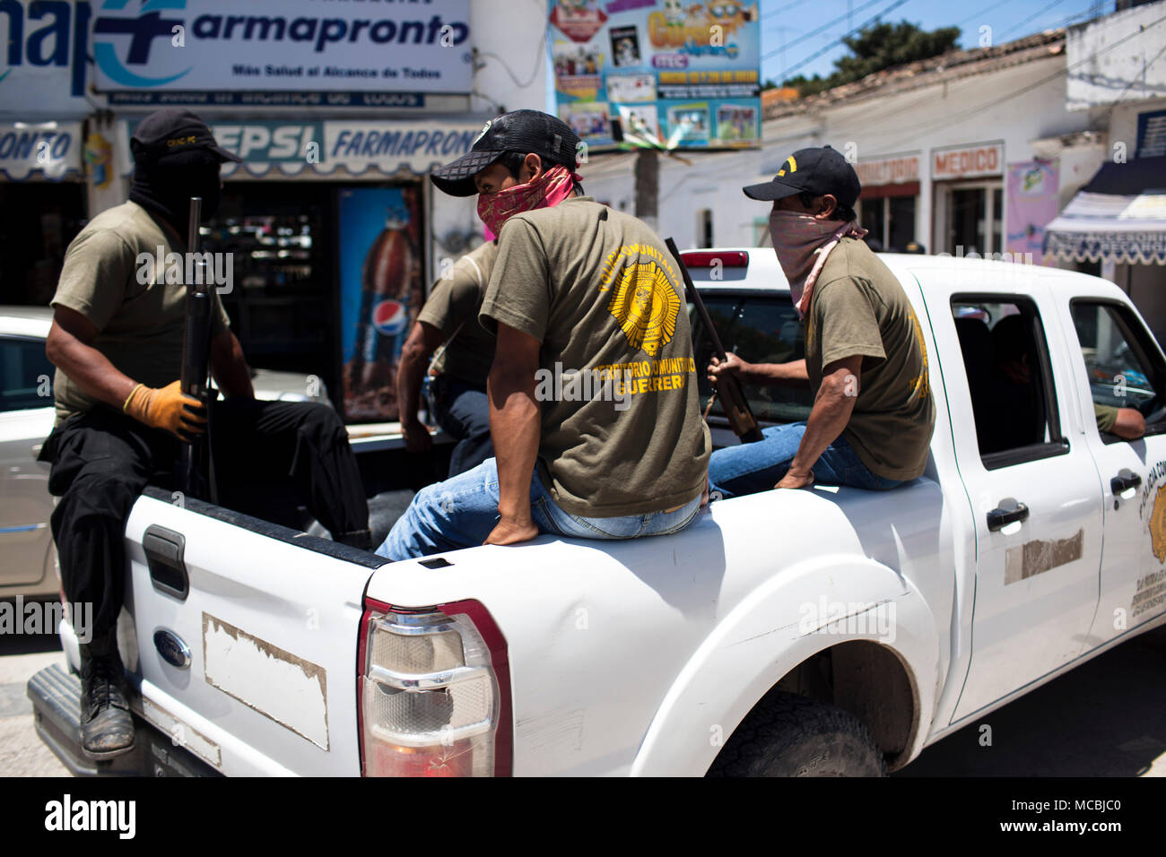 Community Police (die CRAC genannt) in Tixtla, Guerrero, Mexiko am Sonntag, den 26. Juli 2015. Die Ayotzinapa normalen Schule, in der 43 Schüler ging fehlt im letzten Herbst ist in Tixtla, Community Police Gruppen befinden sich im Staat Guerrero und andere Bereiche von Mexiko geworden, als Reaktion auf die Korruption innerhalb der Polizei. Stockfoto