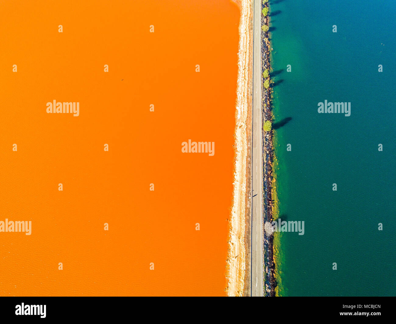 Straße durch orange und blaue Seen im Bergbau region, Minas de Riotinto, Andalusien, Spanien Stockfoto