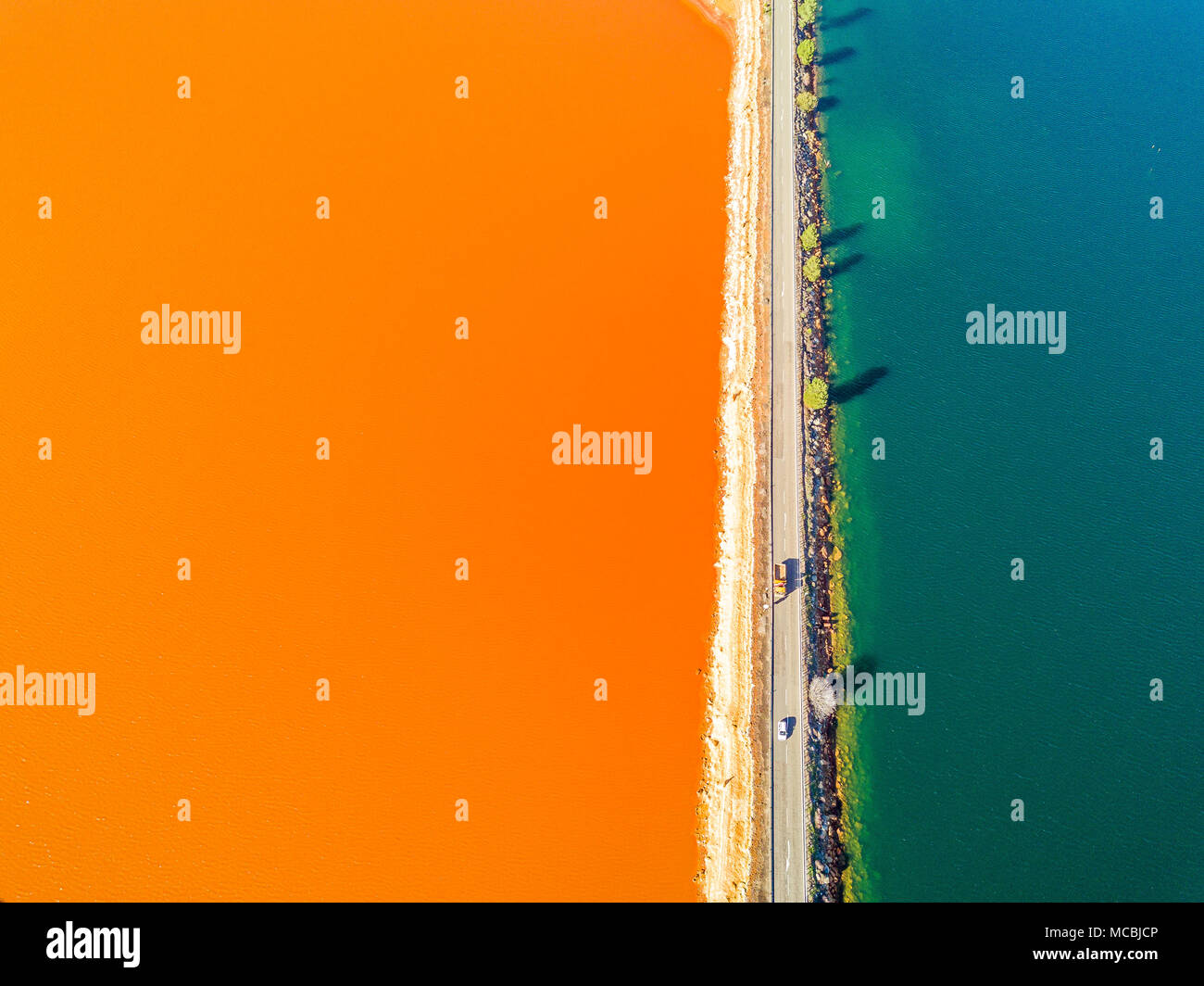 Straße durch orange und blaue Seen im Bergbau region, Minas de Riotinto, Andalusien, Spanien Stockfoto