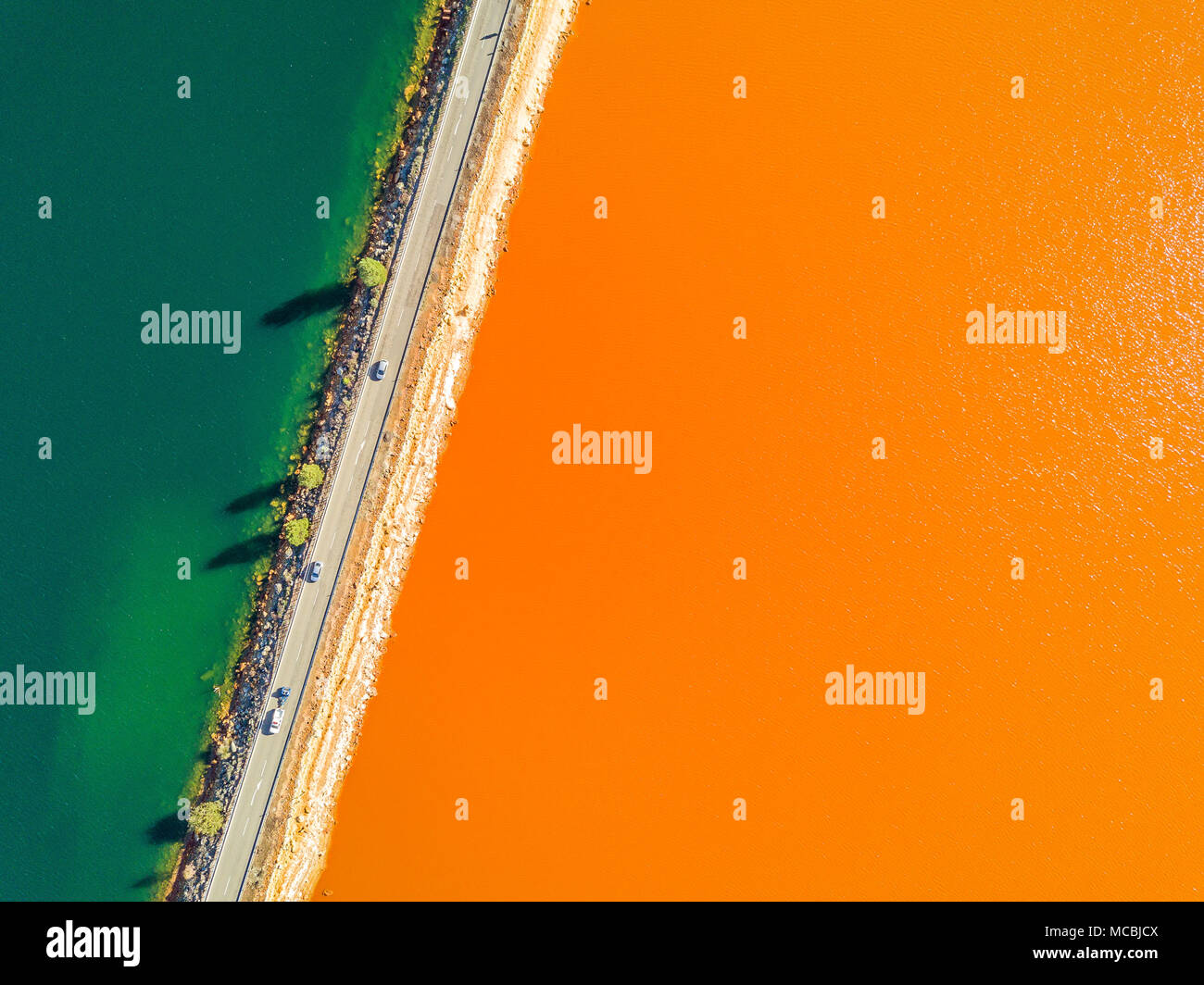Straße durch orange und blaue Seen im Bergbau region, Minas de Riotinto, Andalusien, Spanien Stockfoto