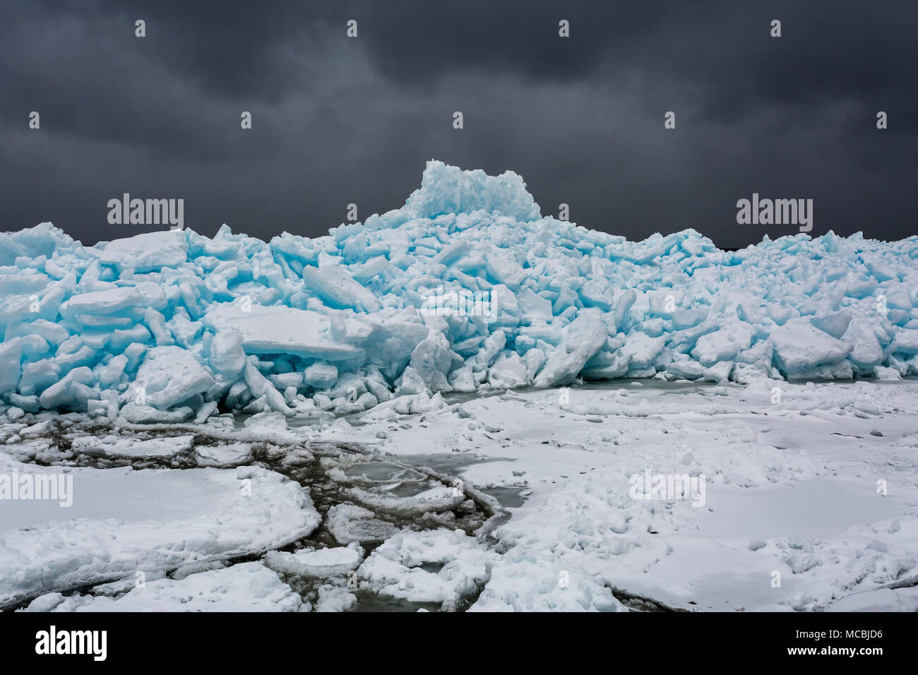 Blue Ice, Meaford, Georgian Bay, Ontario, Kanada, sechs Meter hohen Blue Ice tritt auf, wenn Schnee fällt, komprimiert ist, Luftblasen verdrängt werden und ic Stockfoto