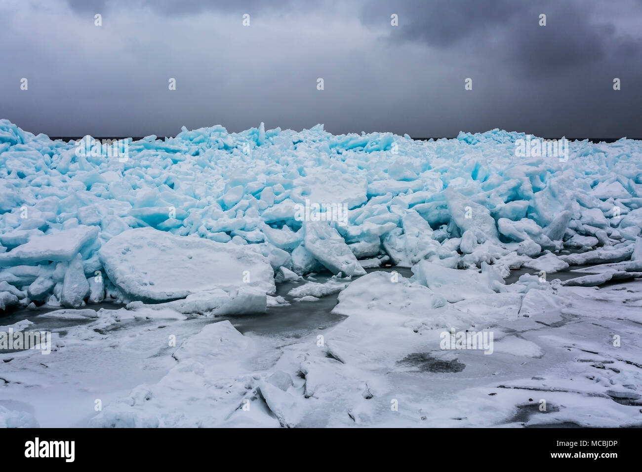 Blue Ice, Meaford, Georgian Bay, Ontario, Kanada, sechs Meter hohen Blue Ice tritt auf, wenn Schnee fällt, komprimiert ist, Luftblasen verdrängt werden und ic Stockfoto