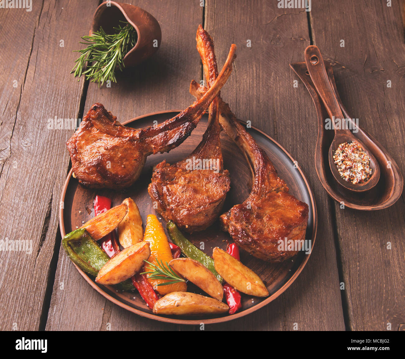 Gegrilltes Lamm Rindfleisch Rippen Lende mit Gemüse auf einer Platte Stockfoto
