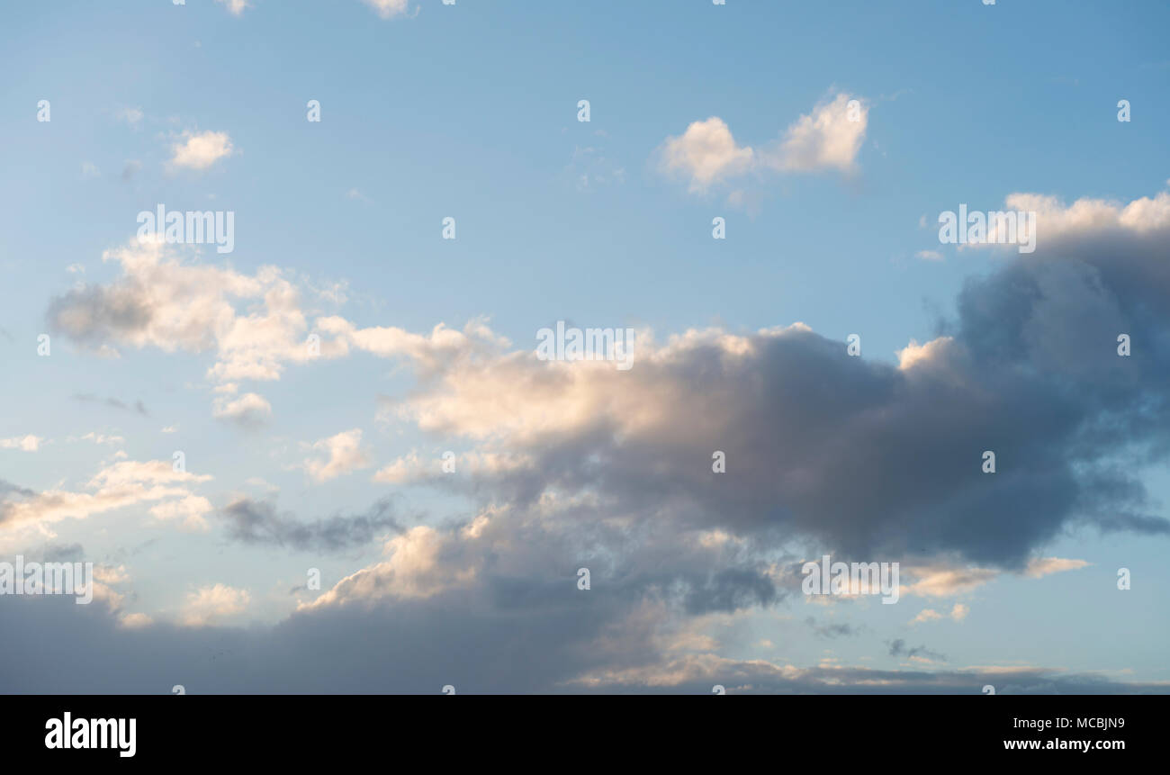 Wolken im Himmel, gutes Wetter, Abendstimmung Stockfoto