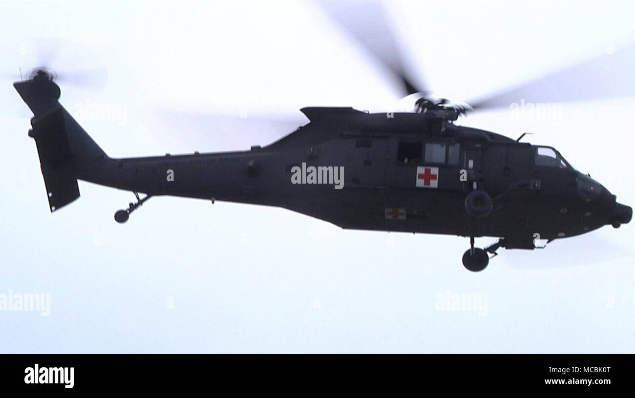 BAGRAM, Afghanistan - Alarm. Es gab einen abgestürzten US-Flugzeuge in der Nähe von Forward Operating Base Dahlke und US-Armee Kapitän Dawn Herron, einem medevac Pilot, hatten zu reagieren. Es war der erste Tag der 3 Combat Aviation Brigade übernahm die medizinische Evakuierung Mission. Herron und ihr Team mit der Marne Dustoff zusammen mit einem anderen medevac Team aus schwarzen Schafe Dustoff reagiert. Der Pilot des abgestürzten Flugzeugs war tot bei der Ankunft, aber die Dustoff Einheiten hat Schwanz zu Schwanz transfer acht Menschen an Bord ins Krankenhaus, in Bagram. "Ich bin sehr stolz. Ich bin stolz, medevac. Als ich im Flug Stockfoto