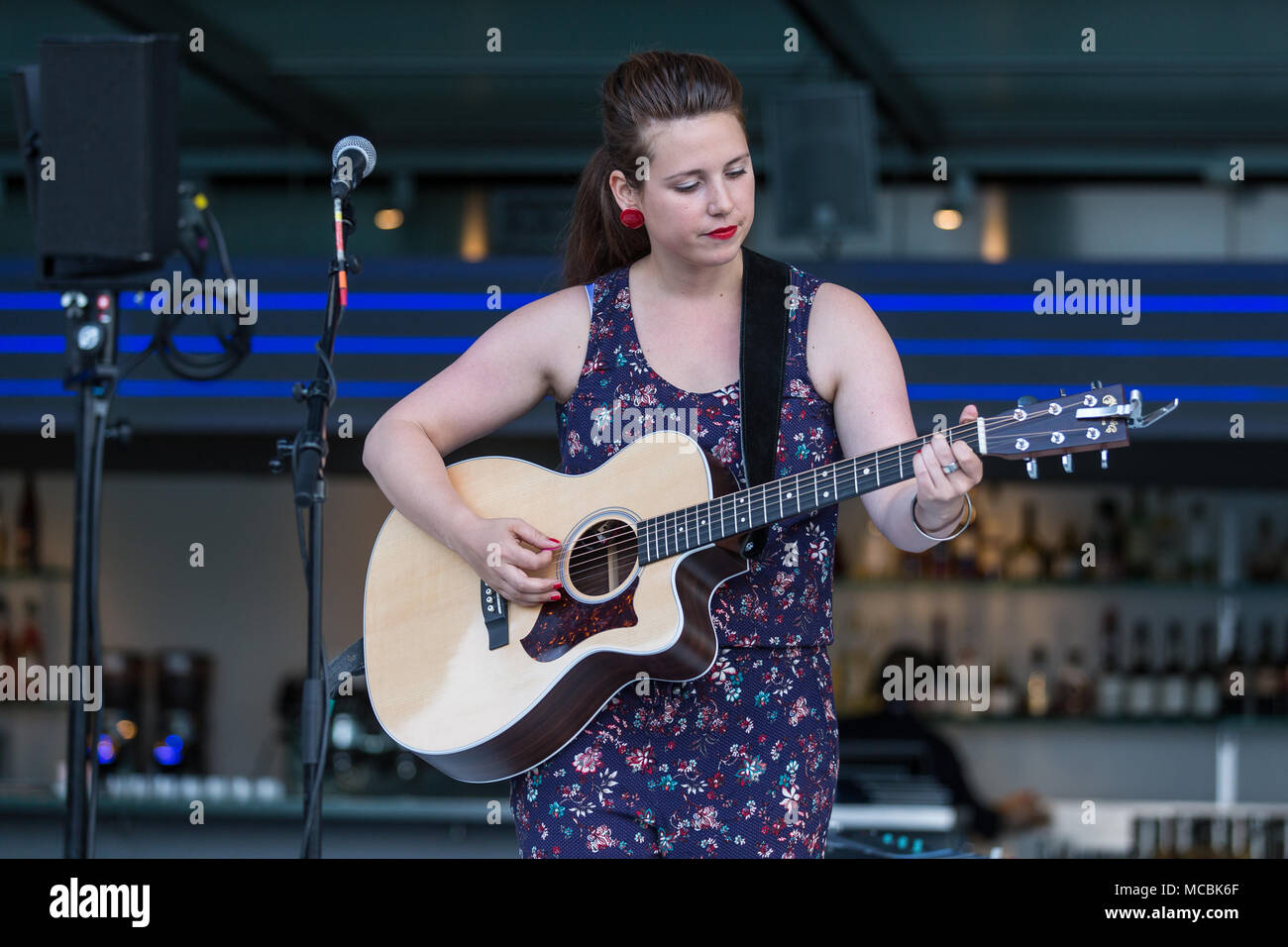 Die Schweizer Sängerin und Songwriterin Anna Mae live am Blue Balls Festival Luzern, Schweiz Stockfoto