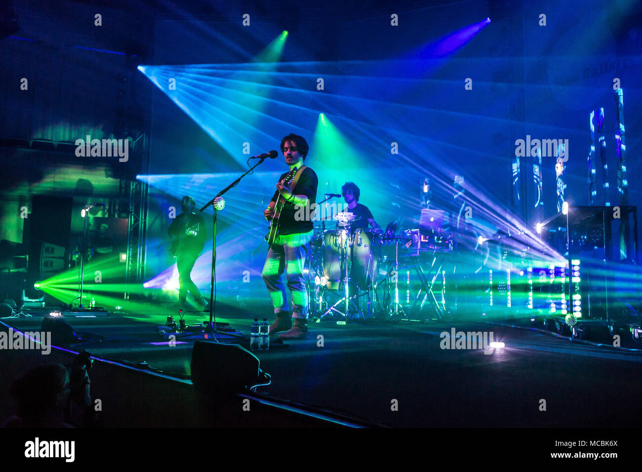 Die Deutsche Deutsche Folktronica duo Milky Chance, bestehend aus Clemens Rehbein, Gesang und Gitarre und Philipp Dausch live auf der Stockfoto