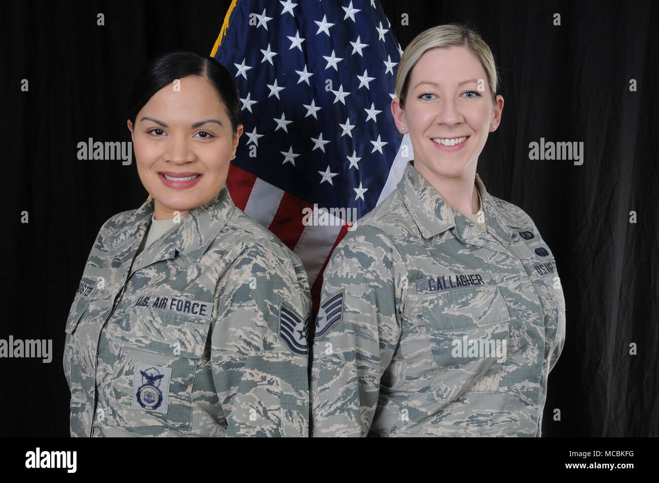 Tech Sgt. Glenda Schuster, Links, und Staff Sgt. Kayla Gallagher, Recht, sind Personalvermittler für die 104 Fighter Wing, Massachusetts Air National Guard. Schuster und Gallagher stolz in den Dienst der National Guard und ihrer Gemeinschaft. Stockfoto