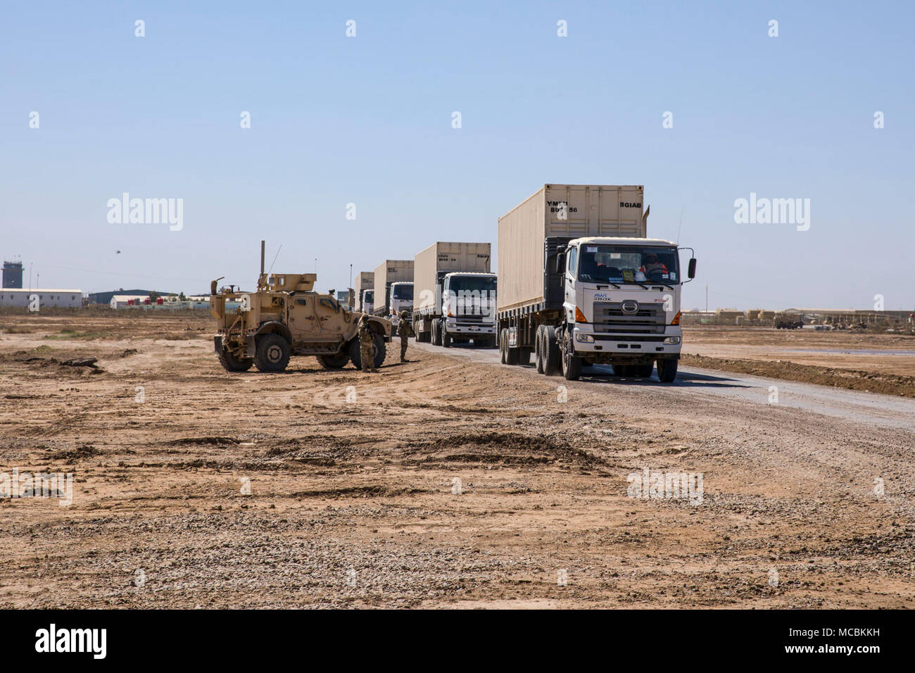 Us-Soldaten, mit der 249Th Composite Supply Company, 82nd Airborne Division, Sicherheit für die Übertragung der Container in der Vorbereitung für ein Equipment Transfer mit Mitgliedern der irakischen Grenze Wache im Camp Taji, Irak, 26. März 2018. Die USA bietet Ausbildung und Ausrüstung der irakischen Sicherheitskräfte durch die National Defense Authorization Act Geschäftsjahr 2015 geprüft; der Irak auszubilden und auszurüsten. Ausbildung und Ausrüstung zur Unterstützung der Combined Joint Task Force - inhärenten Lösen Mission zu besiegen durch Erstellen und Aktivieren von Irakischen fo und ISIS sicheren Zufluchtsort verweigern Stockfoto