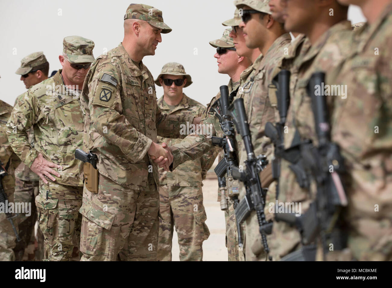 Us-Armee Oberst Brian Sullivan, Kommandant der 3. Brigade Combat Team, 10 Mountain Division, erkennt Soldaten für ihre Beiträge an die Combined Joint Task Force - inhärenten Lösen Mission während eines Besuchs in Al-Qaim, Irak, 28. März 2018. Die Koalition bietet ein breites Spektrum an Unterstützung, Ausbildung und Förderung der beruflichen, ethischen Partner Kräfte. Stockfoto