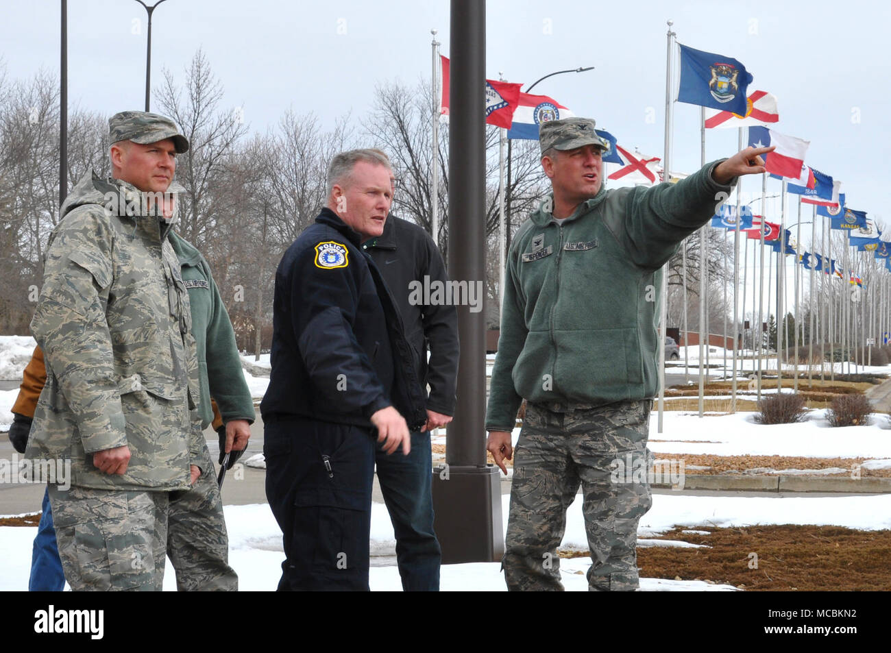 Kol. Benjamin L. Spencer, 319 Air Base Wing Commander (rechts), weist auf einen Bereich in der Nähe der Main Gate einen Ort durch geplante Bau März 28, 2018, Grand Forks Air Force Base, N.D. verbessert werden, um zu überprüfen, Der Kommandant, zusammen mit den 319 ABW Befehl Chief, Chief Master Sgt. Brian Thomas (links), Terry Rutan, 319 Sicherheitskräfte Squadron Operations Officer, und weiteren Experten befragten Sicherheit Elementen, unbefugtes Eindringen, um die Installation zu verhindern. Bau auf beiden installation Gates wird voraussichtlich im April 2018 zu starten, und beinhaltet viele Sicherheit Upgra Stockfoto