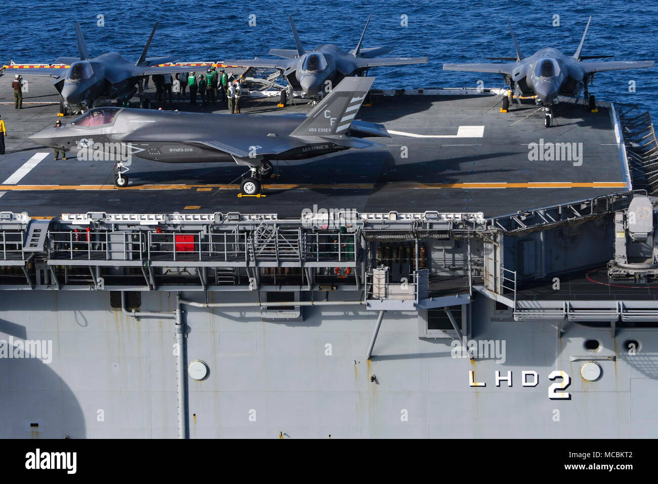 Ozean (28. März 2018) B F-35 Lightning II Flugzeuge an den "Avengers" der Marine Fighter Attack Squadron (Vmfa) 211 angeschlossenen sitzen auf dem Flugdeck des Wasp-Klasse amphibisches Schiff USS Essex (LL 2) während einer amphibischen Squadron und Marine Expeditionary Unit (MEU) Integration (PMINT) Übung. PMINT ist ein Training Entwicklung zwischen Essex Amphibious Ready Gruppe und 13 MEU, Matrosen und Marines als zusammengehörige Einheit in der Vorbereitung für die bevorstehende Bereitstellung zu trainieren. Stockfoto