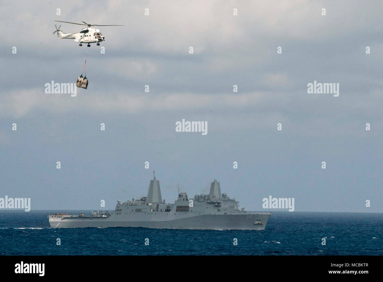 Philippinischen MEER (29. März 2018) Die amphibious Transport dock Schiff USS Green Bay (LPD 20) dampft durch den philippinischen Meer als SA-330 Puma Helikopter, zugeordnet zu den Dry Cargo und Munition ship USNS Wally Schirra (T-AKE 8), Transporte, Lieferungen während einer Auffüllung-auf-See mit dem Wasp Expeditionary Strike Group (ESG). Green Bay, als Teil der Wasp ESG, im Indo-pazifischen Region als Teil einer regelmäßigen Patrouillen- und bietet eine schnelle Reaktionsfähigkeit im Falle eines regionalen Kontingenz oder Naturkatastrophen. Stockfoto