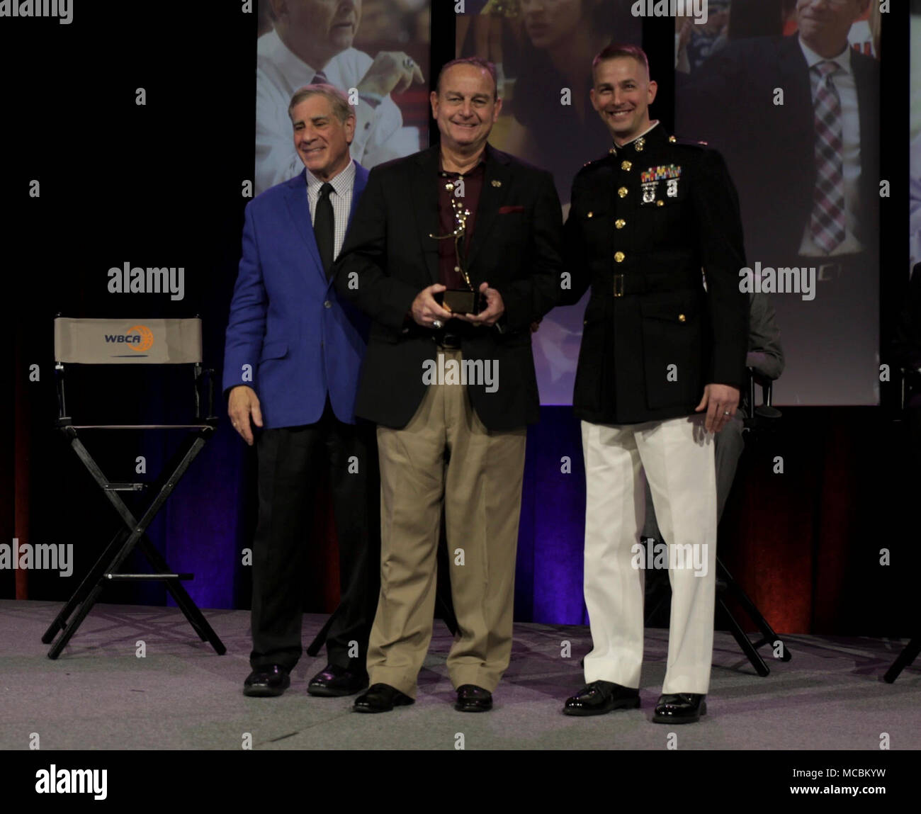 COLUMBUS, Ohio - Maj. Eric Williams stellte die United States Marine Corps und Women's Basketball Coaches Association (WBCA) National Collegiate Trainer des Jahres Auszeichnung für NCAA Division I Vic Schaefer, Basketballtrainer Mississippi State University in Starkville, Mississippi, während die 2018 WBCA Übereinkommen auf dem Greater Columbus Convention Center, Columbus, Ohio, am 30. März. Marines besuchte WBCA mit Frauen aller Erfahrungsstufen zu engagieren und sie über die Möglichkeiten innerhalb der Korps informieren. Dieses Jahr, das Marine Corps feiert 100 Jahre da Frauen zuerst das Corps beigetreten sind, Stockfoto