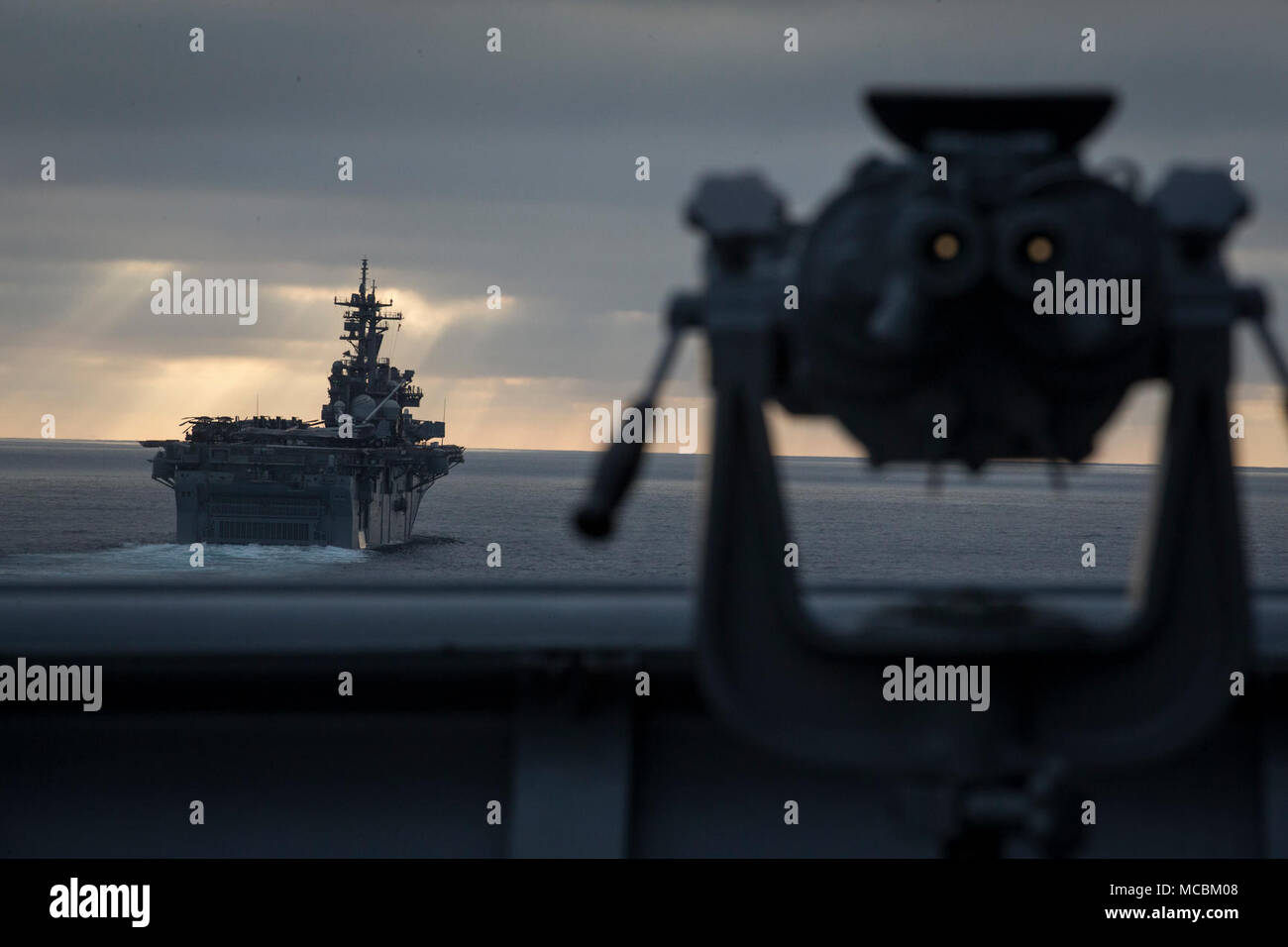 Der Whidbey Island-Klasse dock Landung Schiff USS Rushmore (LSD-47) Ansätze der Wasp-Klasse schwimmfähige Schiff USS Essex (LL 2) während einer amphibischen Squadron und Marine Expeditionary Unit (MEU) Integration (PMINT) Übung auf See, 30. März 2018. PMINT ist ein Training Entwicklung zwischen Essex Amphibious Ready Gruppe und dem 13 MEU, Matrosen und Marines als zusammengehörige Einheit in der Vorbereitung für die bevorstehende Bereitstellung zu trainieren. Stockfoto